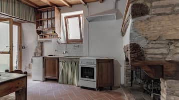 KĂŒhlschrank, Ofen, Herdplatte, Kochgeschirr/Geschirr/Besteck