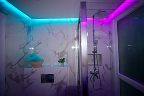Baignoire, sèche-cheveux, serviettes fournies