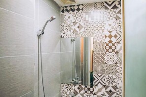 Een douche, een regendouche, gratis toiletartikelen, een haardroger
