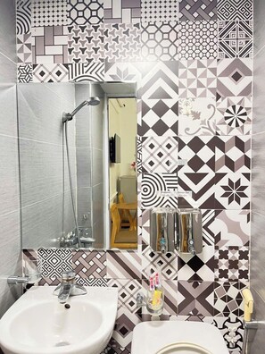 Shower, rainfall showerhead, free toiletries, hair dryer - Okaeri Homestay (Hanoi)