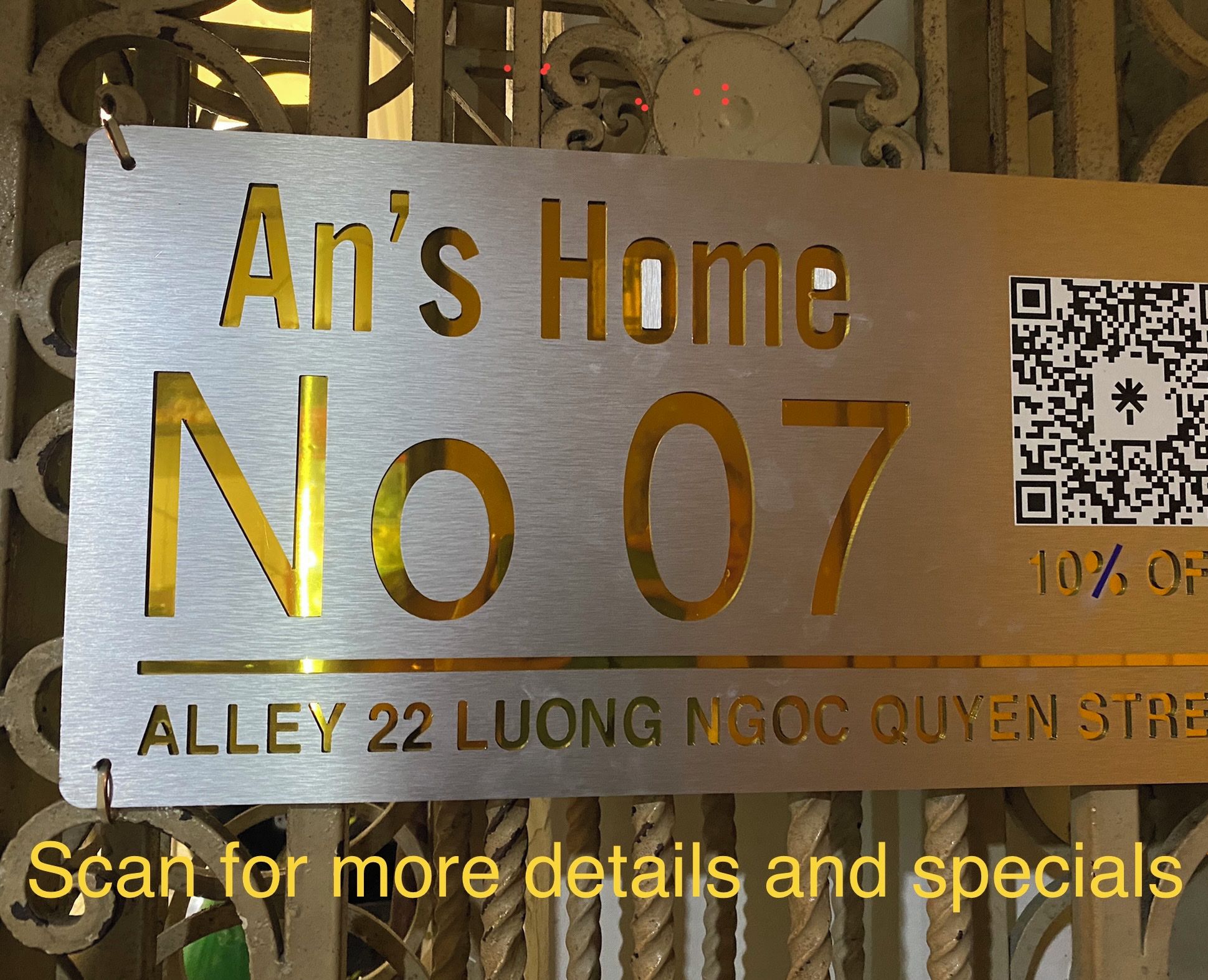 Een bord met de tekst 'An's Home No 07', een QR-code en een korting van 10%.