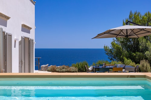 High-End-Villa mit Pool in Traumlage m. Meerblick