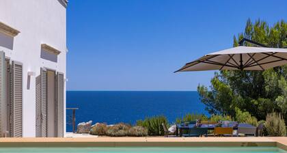 High-End-Villa mit Pool in Traumlage m. Meerblick