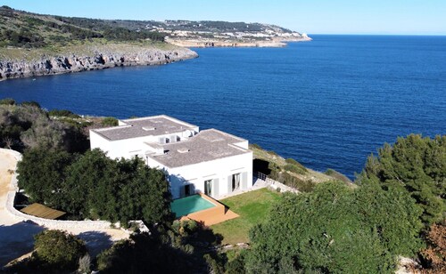 High-End-Villa mit Pool in Traumlage m. Meerblick
