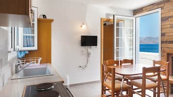 Kühlschrank, Ofen, Herdplatte, Wasserkocher mit Kaffee-/Teezubehör