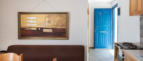 Una televisión, una chimenea