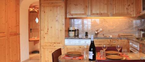 Kühlschrank, Mikrowelle, Ofen, Geschirrspüler