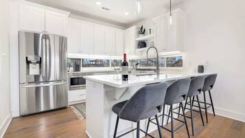 Réfrigérateur, four à micro-ondes, un four, surface de cuisson