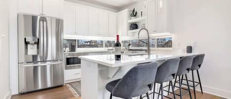 Kylskåp, mikrovågsugn, ugn och spishäll