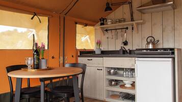 Frigorífico, placa de cocina, cafetera o tetera y tostadora