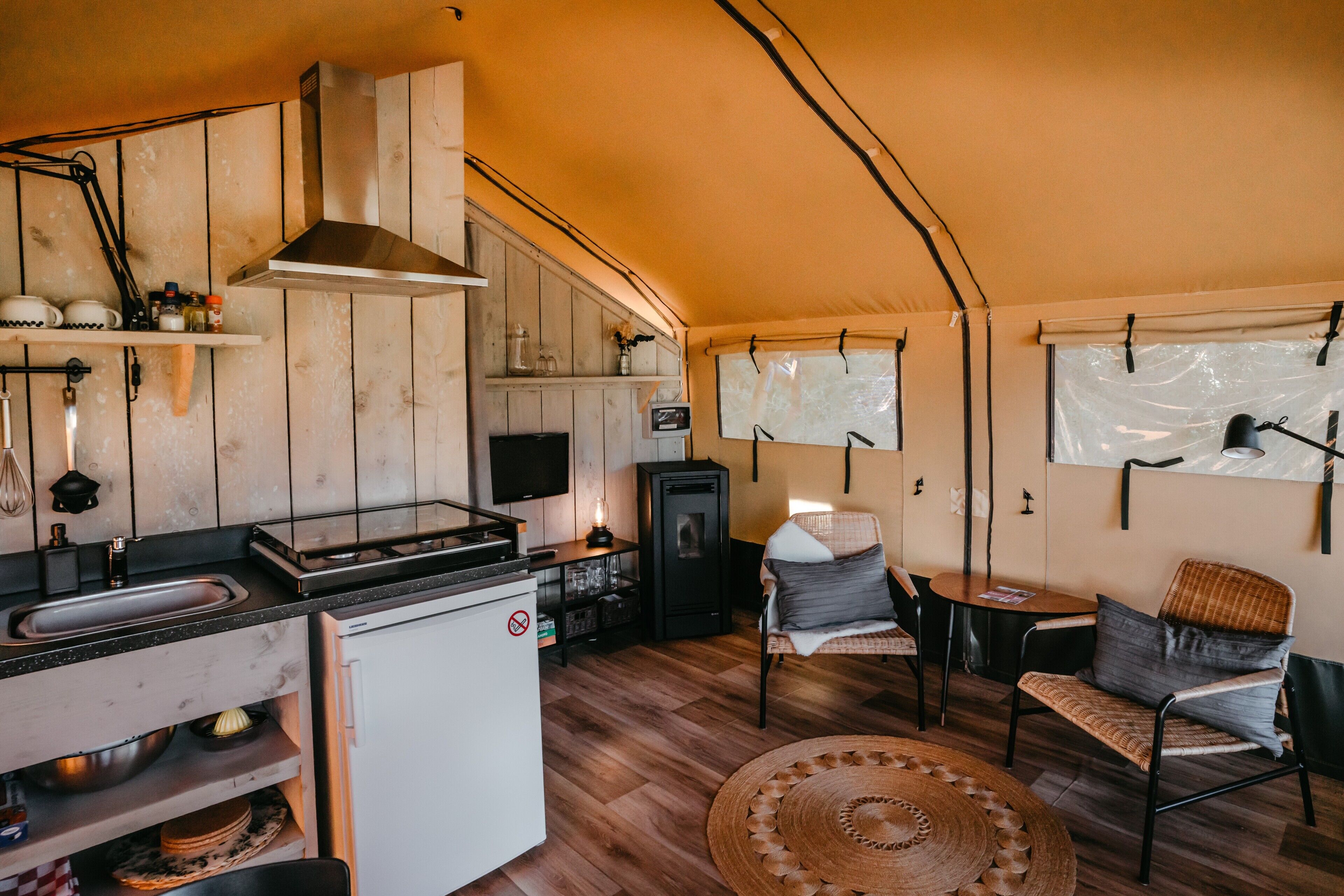 Køleskab, kogeplade, kaffe-/temaskine, brødrister