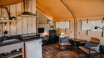 Køleskab, kogeplade, kaffe-/temaskine, brødrister