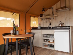 Kylskåp, spishäll, kaffe- och tebryggare och brödrost