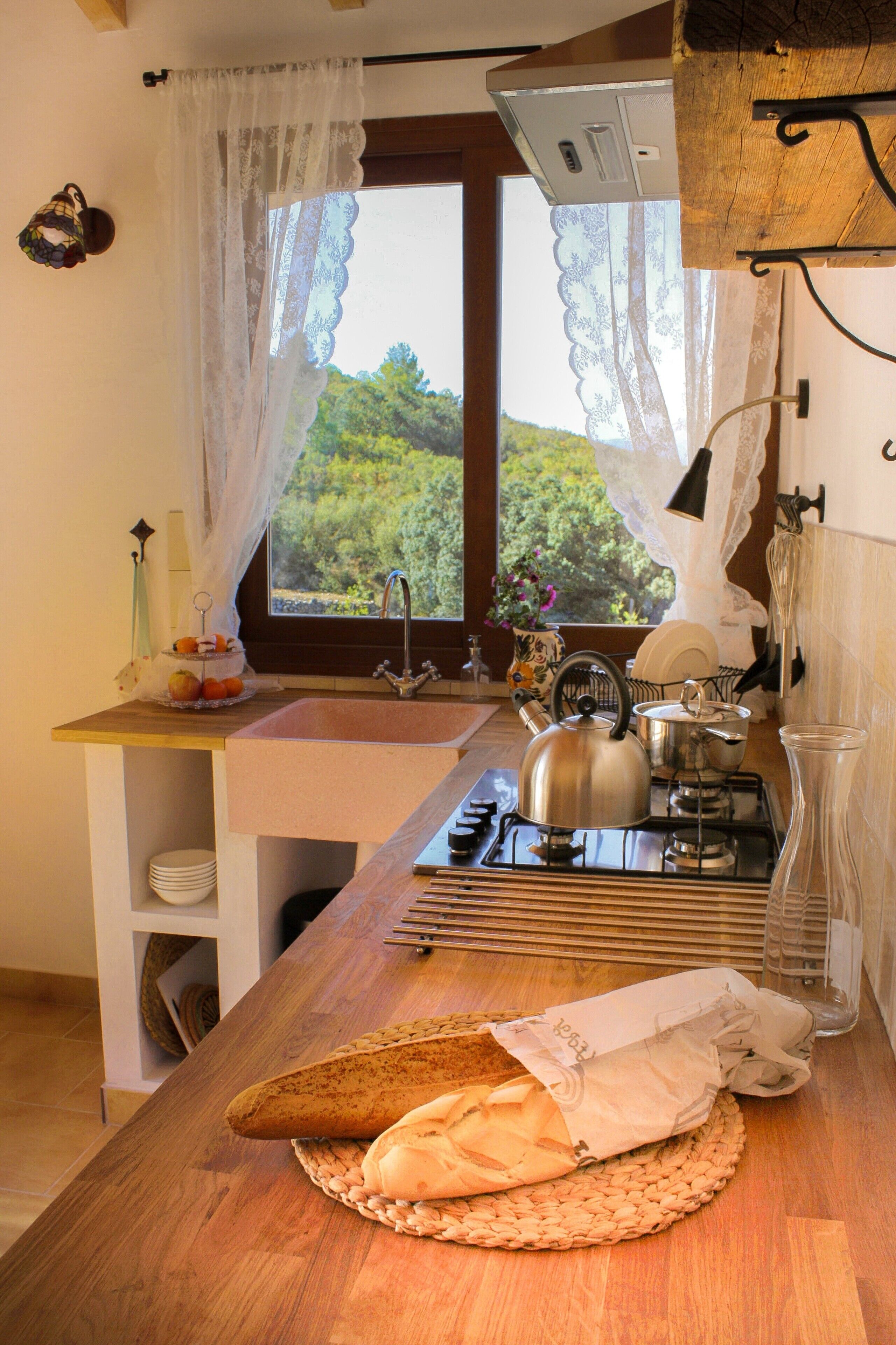 Een koelkast, een kookplaat, een koffiezetapparaat/waterkoker