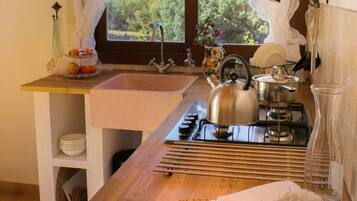 Een koelkast, een kookplaat, een koffiezetapparaat/waterkoker