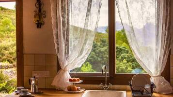 Een koelkast, een kookplaat, een koffiezetapparaat/waterkoker