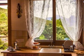 Fridge, stovetop, coffee/tea maker, toaster - Chalet 'Casita Almendra - Can Elisa Tarbena' with Private Terrace and Wi-Fi (Tarbena)