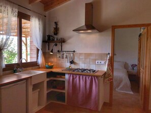 Fridge, stovetop, coffee/tea maker, toaster - Chalet 'Casita Almendra - Can Elisa Tarbena' with Private Terrace and Wi-Fi (Tarbena)