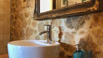 Een douche, een haardroger, handdoeken