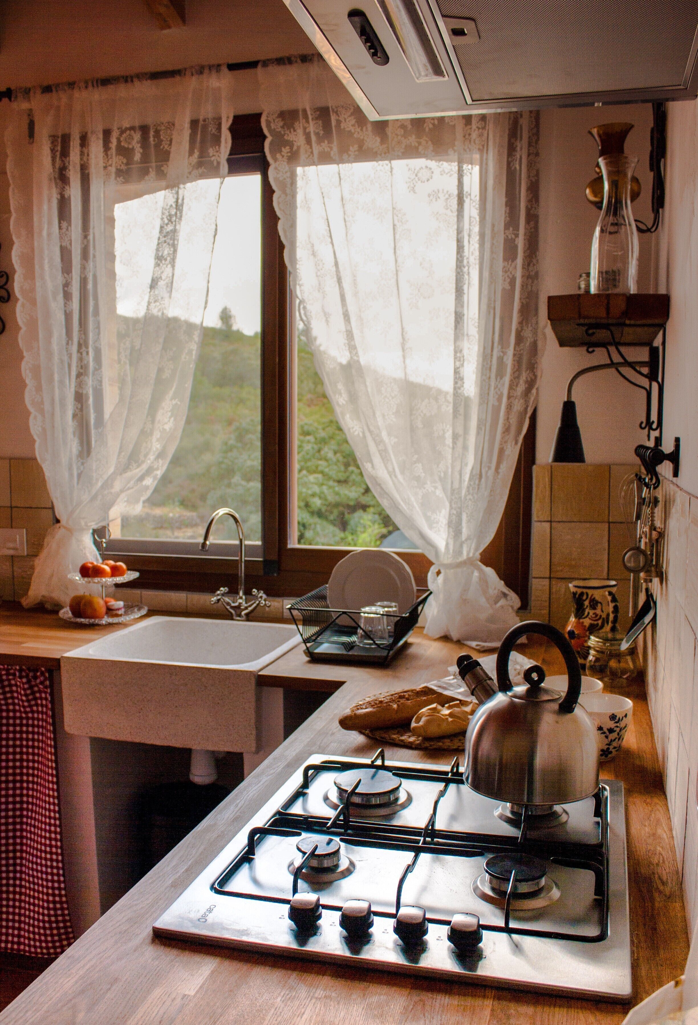 Frigorífico, placa de cocina, cafetera o tetera y tostadora