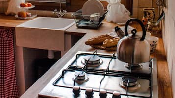 Frigorífico, placa de cocina, cafetera o tetera y tostadora