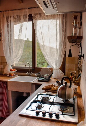 Kühlschrank, Herdplatte, Wasserkocher mit Kaffee-/Teezubehör, Toaster