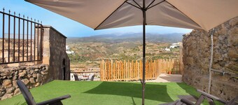 Vacation Home "Villa Esperanza" with Mountain View, Private Terrace & Wi-Fi