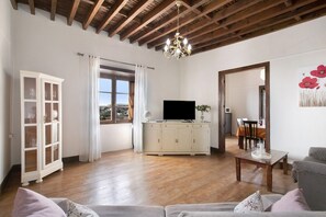 TV - Vacation Home "Villa Esperanza" with Mountain View, Private Terrace & Wi-Fi (Villa de Arico)