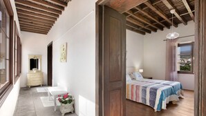 Une chambre à coucher avec un lit, une fenêtre et une vue sur l’extérieur.