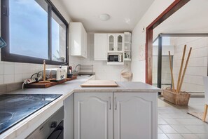 Køleskab, mikrobølgeovn, kogeplade, kaffe-/temaskine