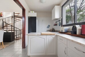 Réfrigérateur, micro-ondes, plaque de cuisson, cafetière/bouilloire