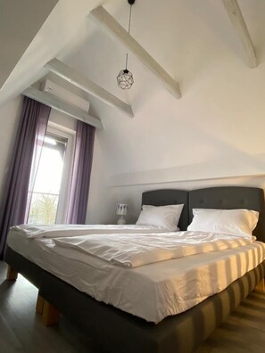 Departamento Confort, 1 habitación, para no fumadores, balcón | Área de sala de estar | Televisión LCD, juguetes y piso con calefacción