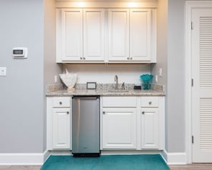 Condo, 3 chambres | Cuisine privée | Réfrigérateur, un four, cafetière-théière