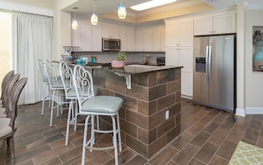 Condo, 4 chambres | Cuisine privée | Réfrigérateur, un four, cafetière-théière