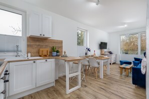 Huoneisto, 2 makuuhuonetta, parveke | Yksityinen keittiö | Uuni, kahvin-/teenkeitin, vedenkeitin, leivänpaahdin