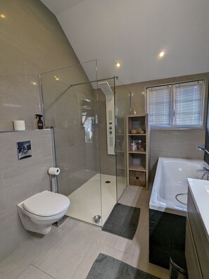 Bathtub, hair dryer, towels - Le Cottage ****, 4-bedroom house in the heart of the historic center of Kaysersberg, with parking facilities. (Kaysersberg-Vignoble)