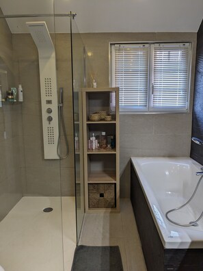 Bathtub, hair dryer, towels - Le Cottage ****, 4-bedroom house in the heart of the historic center of Kaysersberg, with parking facilities. (Kaysersberg-Vignoble)