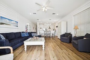 House, 5 Bedrooms | Living area | Smart TV