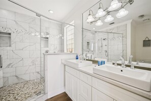House, 5 Bedrooms | Bathroom | Towels