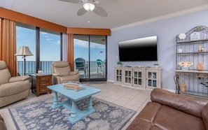 Condo, 3 Bedrooms | Living area