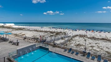 Alberca techada y alberca al aire libre