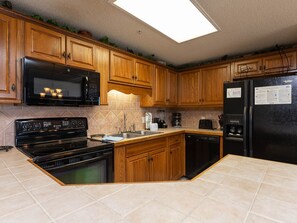 Condo, 3 Bedrooms | Private kitchen | Fridge, oven, coffee/tea maker