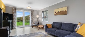 Llais Y Mor, A Family, pet friendly home with Coastal Views