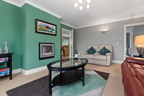 Smart TV, fireplace - A Family Home Near Estuary & Llansteffan Castle (Llansteffan)