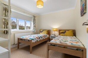 4 habitaciones, tabla de planchar con plancha y cuna de viaje 