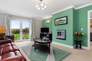 Una Smart TV, una chimenea