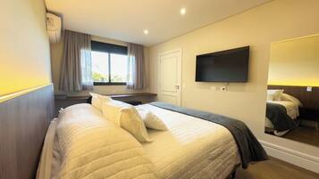 Ropa de cama hipoalergénica, minibar y escritorio