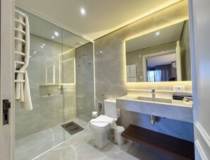 Standard Room | Bathroom | Shower, rainfall showerhead, hair dryer, heated floors - Pousadinha Campos (Campos do Jordão)