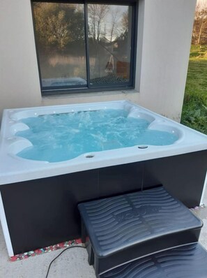 مغطس سبا خارجي