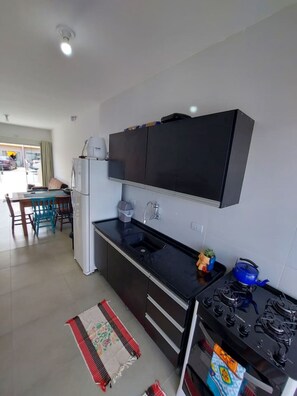 Kühlschrank, Ofen, Herdplatte, Mixer